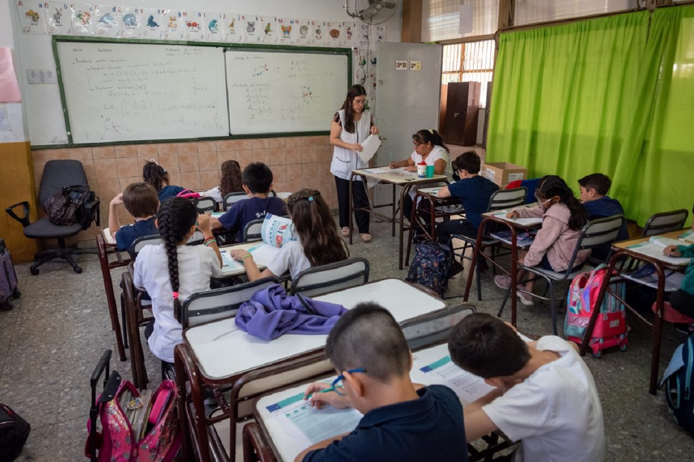 Educación en Mendoza: la DGE oficializó la jornada extendida de 7 horas en 27 escuelas primarias