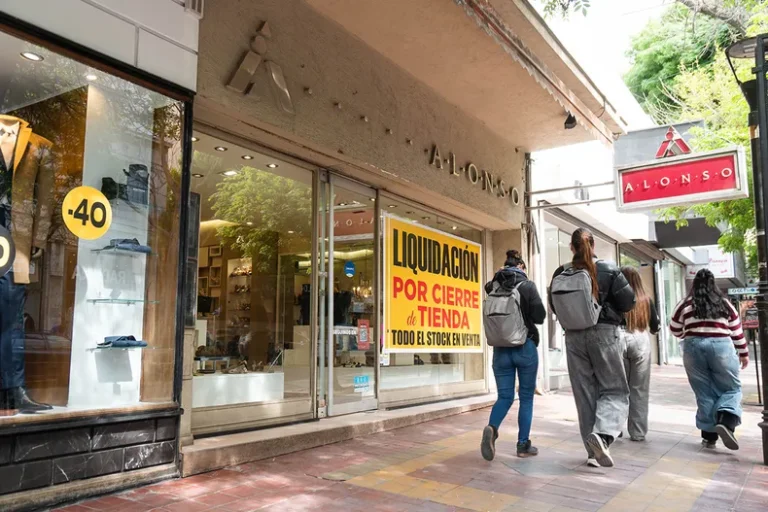 Cambios en el comercio mendocino: el bajo consumo y la competencia importada fuerzan el cierre de un céntrico local de calzados