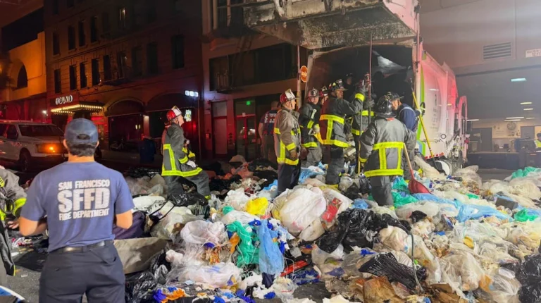 Dos horas entre toneladas de basura: el dramático rescate de un hombre que terminó dentro de un camión recolector
