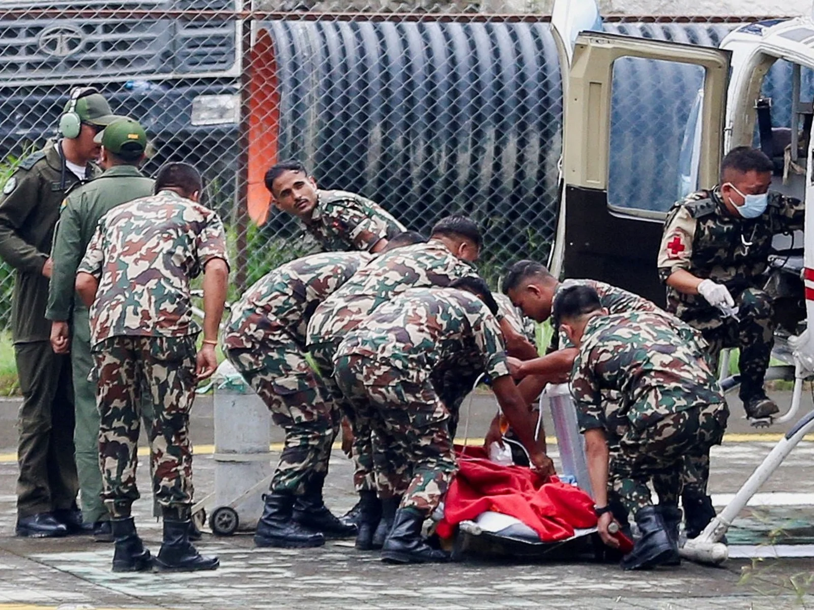 Milagro-en-Nepal-rescatan-a-dos-trabajadores-tras-10-dias