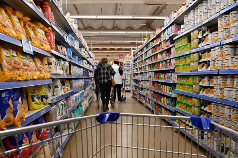 Freno a los precios: el mercado prevé una inflación del 1,7% en agosto y corrige a la baja la pauta del dólar