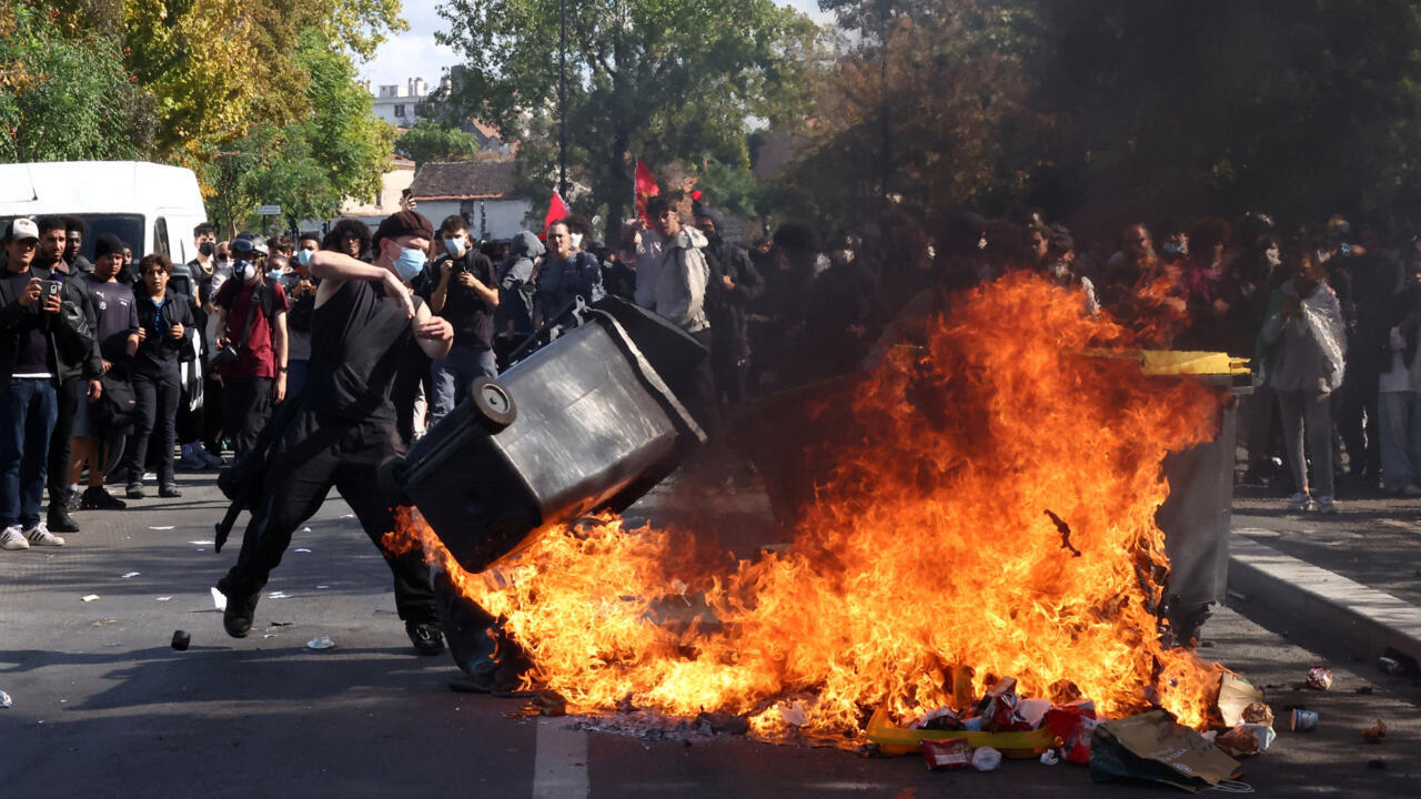 2026-10-01T122810Z-2020480420-RC2BUNAWWHBO-RTRMADP-3-FRANCE-PROTEST-1