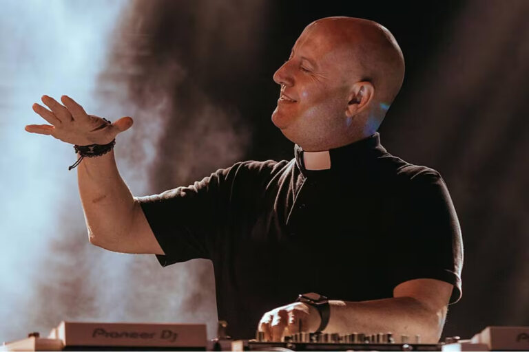 el-padre-guilherme-peixoto-toco-su-musica-en-la-GM4JZK633NFPTJOZD6U5VIA5GA