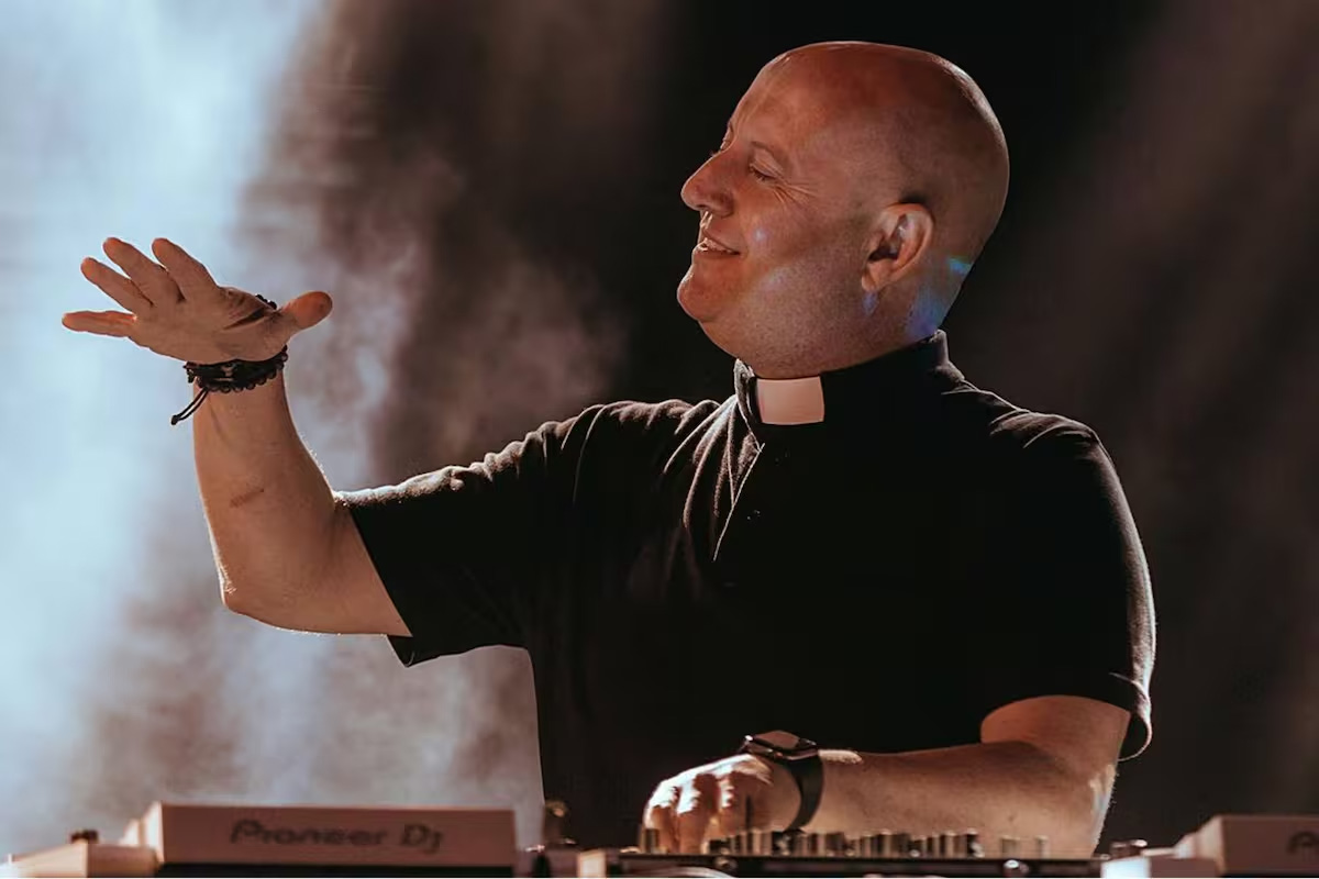 el-padre-guilherme-peixoto-toco-su-musica-en-la-GM4JZK633NFPTJOZD6U5VIA5GA